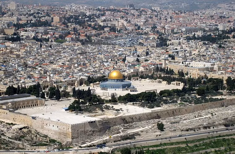 Được thành lập từ khoảng thiên niên kỷ thứ 4 TCN, thành phố Jerusalem từng hai lần bị phá hủy hoàn toàn trong 23 lần bị vây hãm bởi các thế lực muốn chiếm giữ vùng đất thánh này. Ngoài ra nó còn bị tấn công 52 lần và bị chiếm đi chiếm lại 44 lần. Ảnh: Wikipedia.