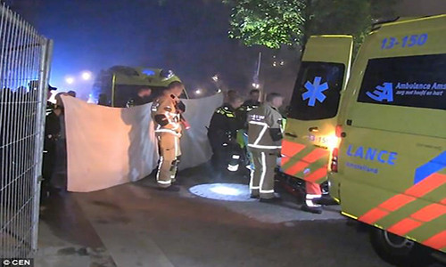 Đội cứu hộ vớt xác nạn nhân khỏi con kênh.