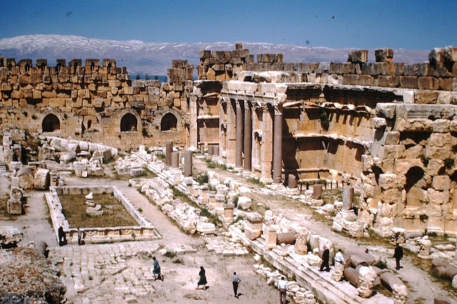 Ảnh chụp bên trong đền Baalbeck năm 1952.