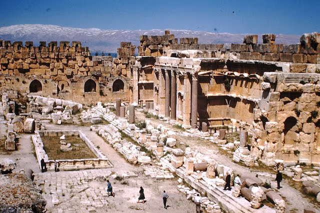 Ảnh chụp bên trong đền Baalbeck năm 1952.