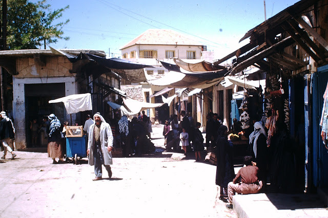 Cảnh mua bán nhộn nhịp tại một khu chợ ở Baalbeck hồi đầu thập niên 1950.