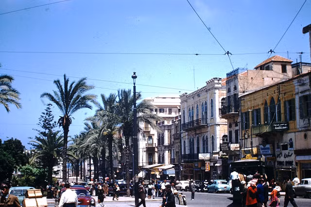 Con phố chính và quảng trường ở thủ đô Beirut khá đông người qua lại.