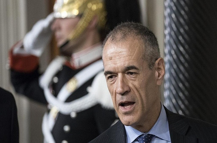 Ông Carlo nổi tiếng với biệt danh "Ngài cắt kéo" vì nỗ lực đòi cắt giảm chi tiêu công của Italy. Ảnh: Bloomberg.