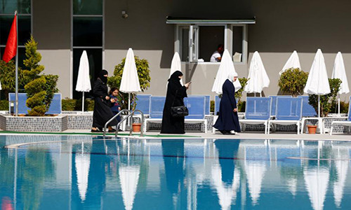 Theo hãng thông tấn Reuters, nhiều du khách nước ngoài là người Hồi giáo từ các quốc gia Châu Âu đã đổ xô tới Khách sạn Wome Deluxe ở Alanya để tận hưởng những giây phút nghỉ ngơi thoải mái trong kỳ nghỉ hè năm nay. (Nguồn ảnh: Reuters)