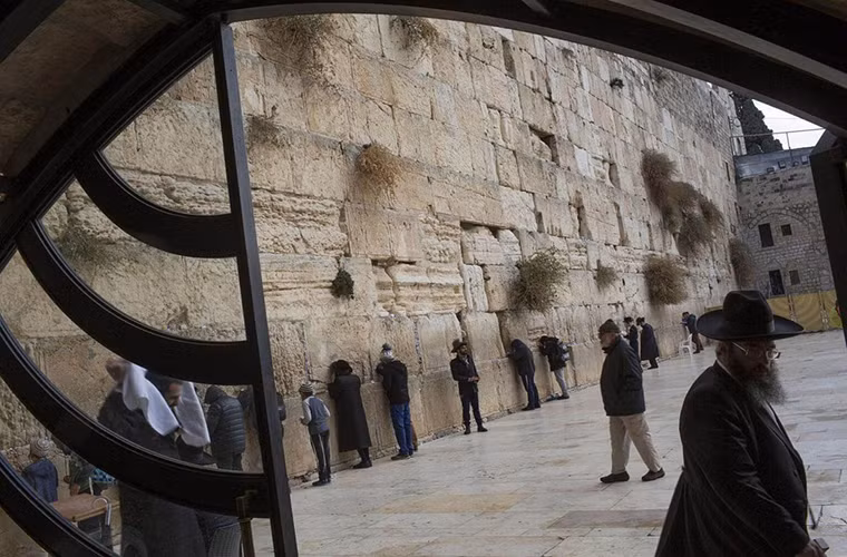 Tiếp đến, người Babylon chiếm đóng Jerusalem vào năm 586 trước Công nguyên, phá hủy ngôi đền và khiến người Do Thái phải rời đi nơi khác.