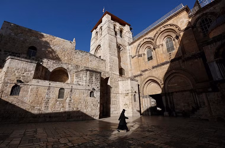 Vài trăm năm sau, thành phố này tiếp tục rơi vào tay người La Mã, Ba Tư, Ả rập, Ai Cập và Hồi giáo,...