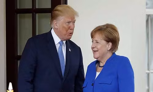 Tổng thống Mỹ Donald Trump đón tiếp Thủ tướng Đức Angela Merkel tại Nhà Trắng ngày 27/4. Ảnh: AP