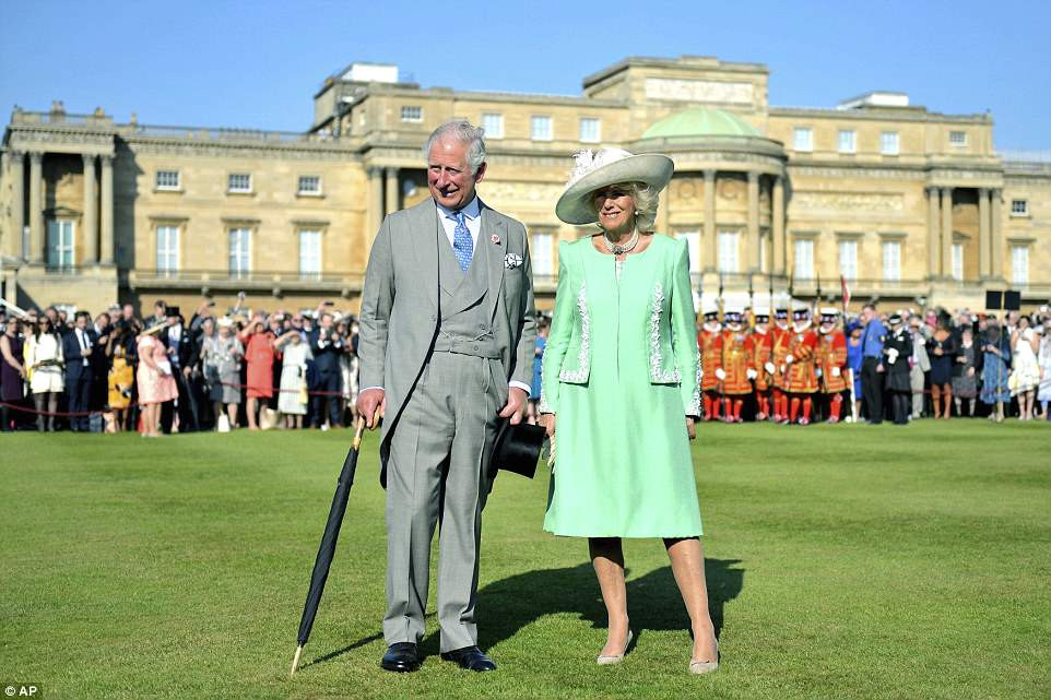 Vợ chồng Thái tử Charles cười tươi trên bãi cỏ trong Cung điện Buckingham.