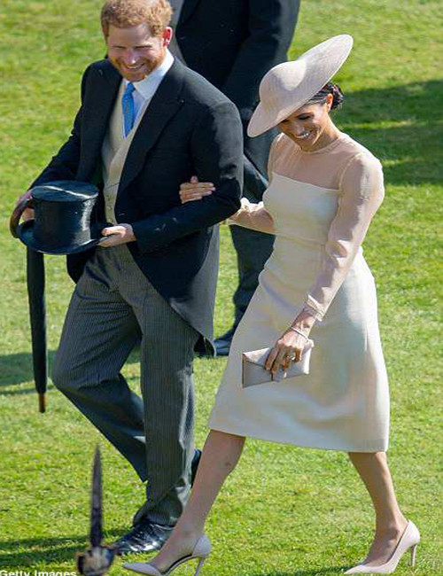 Công nương Markle sánh bước cùng chồng, Hoàng tử Harry, tới tham dự sự kiện.