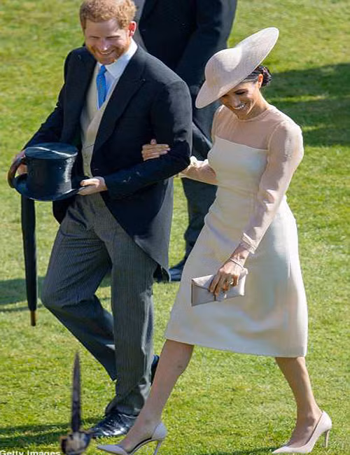 Công nương Markle sánh bước cùng chồng, Hoàng tử Harry, tới tham dự sự kiện.