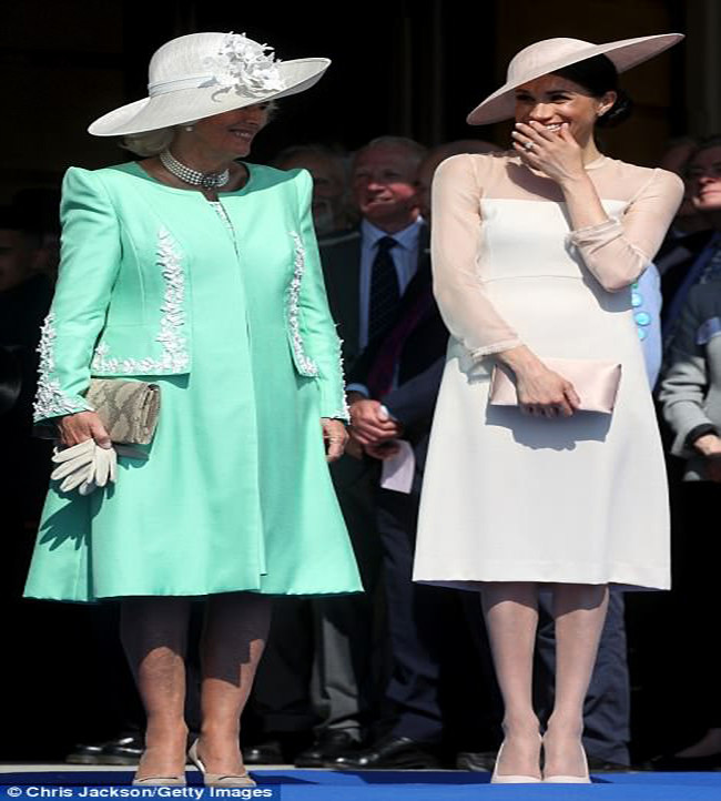 Megham Markle trò chuyện với Camilla, Nữ công tước xứ Cornwall và là vợ của Thái tử Charles.