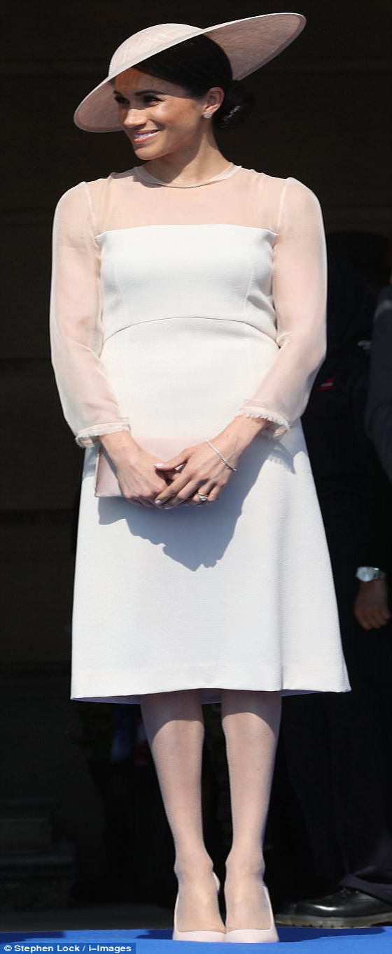 Công nương Markle diện chiếc váy màu trắng thanh lịch và tinh tế.