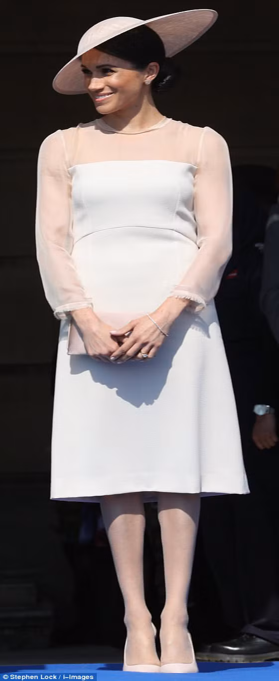 Công nương Markle diện chiếc váy màu trắng thanh lịch và tinh tế.