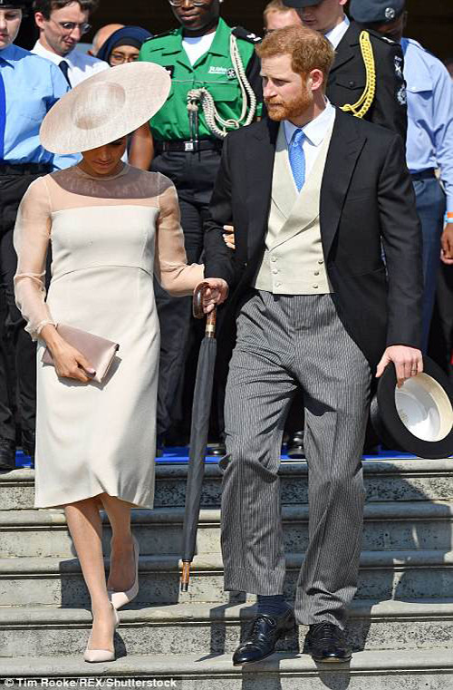 Được biết, cặp đôi mới cưới Harry và Meghan đã hoãn lại tuần trăng mật của họ để tham dự sự kiện tôn vinh Thái tử Charles. Họ có thể sẽ có kỳ nghỉ ngắn ngày ở Ireland vào tháng 6 hoặc tháng 7 tới.