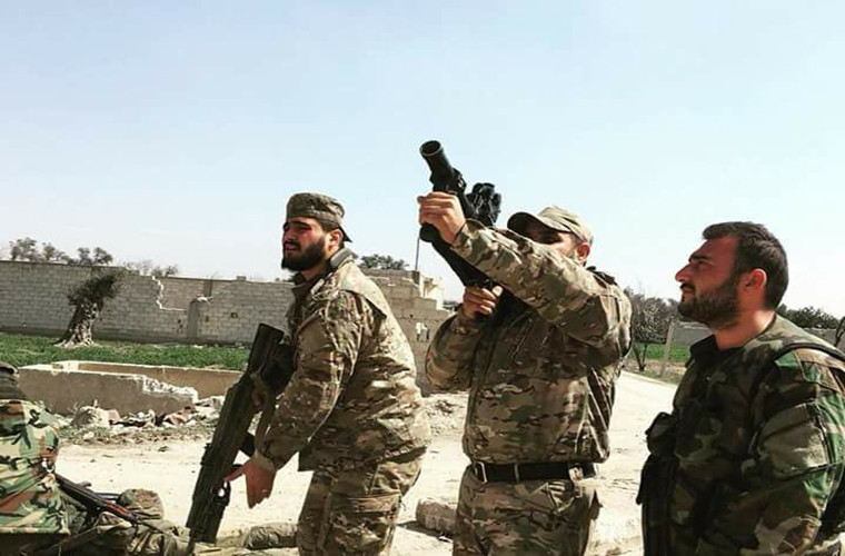 “Nhóm phiến quân đã tiến hành một cuộc tấn công quy mô lớn nhằm vào thị trấn Samdaiyah Al-Gharbiyah sau cuộc oanh kích của Lực lượng Phòng vệ Israel nhằm vào căn cứ Quân chính phủ Syria tại thành phố Al-Baath”, một nguồn tin quân sự ở Damascus cho biết. Ảnh: AMN.