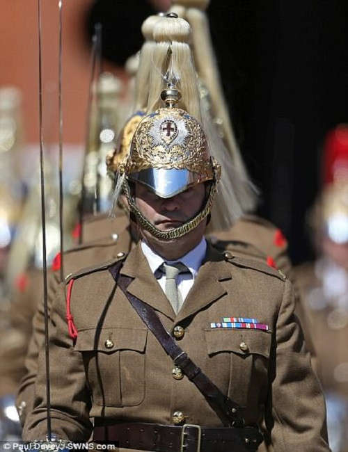 Một thành viên của đội kỵ binh Hoàng gia Anh dẫn đầu đoàn diễu hành.