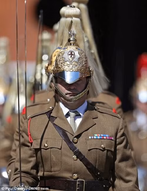 Một thành viên của đội kỵ binh Hoàng gia Anh dẫn đầu đoàn diễu hành.