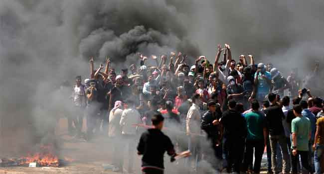 Người biểu tình đốt lốp xe gần biên giới Israel-Gaza hôm 14/5, đúng ngày Mỹ chuyển đại sứ quán về Jerusalem. Ảnh: Ảnh: Channelstv.com.