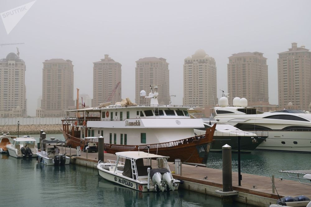 Nhiều du thuyền cập bến ở hòn đảo nhân tạo Pearl-Qatarin, Doha.