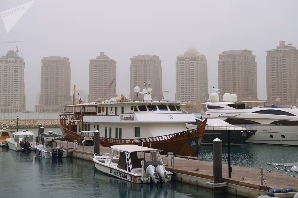 Nhiều du thuyền cập bến ở hòn đảo nhân tạo Pearl-Qatarin, Doha.
