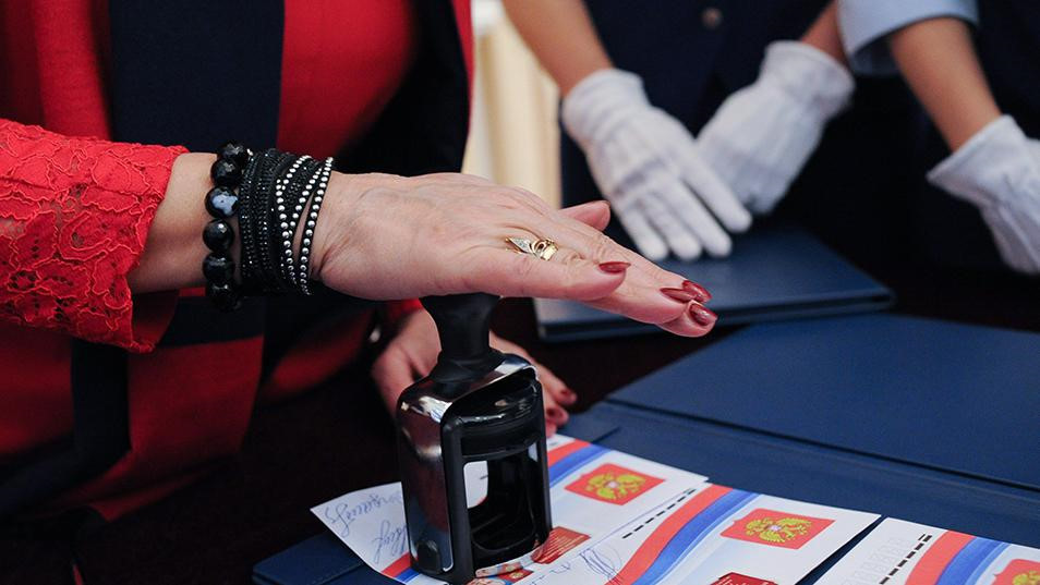 Theo Moscow Times, ngành Bưu chính Nga sẽ ban hành loại tem tổng thống nhân lễ nhậm chức nhiệm kỳ 4 của ông Putin. "Ngày 7/5/2018, Vladimir Putin nhậm chức tổng thống nước Liên bang Nga", dòng chữ được in trên những con tem tổng thống năm nay. Khoảng 252.000 con tem, in hình Tháp Spasskaya, Tháp Savior và Nhà Thượng viện tại Điện Kremlin, sẽ được phát hành. Ảnh: Kyiv Post.