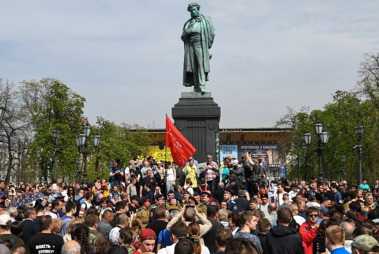 Ông Putin bước vào nhiệm kỳ tổng thống thứ 4 với sự ủng hộ mạnh mẽ của người dân Nga. Trong cuộc bầu cử ngày 18/3, ông Putin giành chiến thắng áp đảo khi nhận được 76,65% số phiếu ủng hộ. Người đứng thứ 2 trong cuộc bầu cử là Pavel Grudinin của đảng Cộng sản Nga chỉ giành được 11,82% số phiếu. "Người dân Nga cho thấy mức độ tin tưởng gần như tuyệt đối vào nhà lãnh đạo sau gần 20 năm", Moscow Times nhận định. Trong ảnh, cuộc tuần hành ủng hộ Tổng thống Putin tại tượng đài Alexander Pushkin hôm 5/5. Ảnh: TASS.