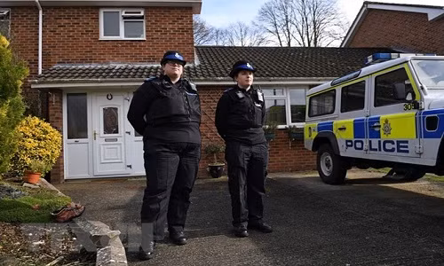 Cảnh sát Anh phong tỏa bên ngoài khu dân cư, nơi được cho là có liên quan đến vụ cựu điệp viên người Nga Sergei Skripal và con gái bị đầu độc ở Salisbury ngày 4/3.