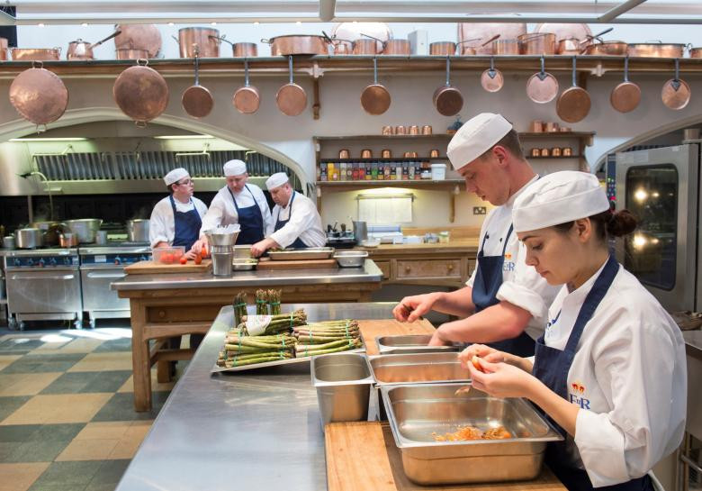 30 đầu bếp trong nhà bếp Hoàng gia của Lâu đài Windsor phụ trách chuẩn bị tiệc cưới trong ngày trọng đại của Hoàng tử Harry. Ảnh: Reuters.