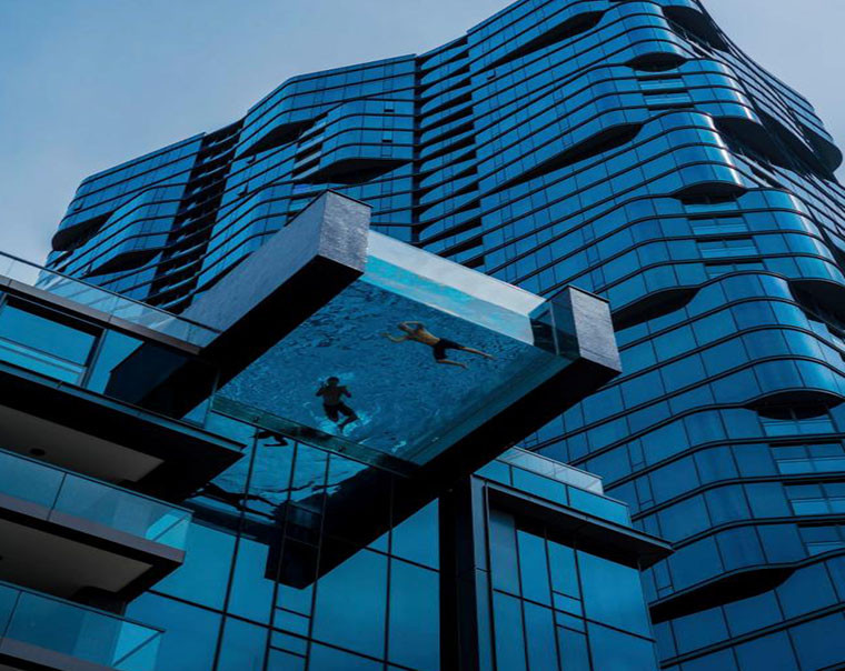 Bể bơi nằm trên tòa nhà chọc trời ở Oahu, Honolulu, Mỹ. Đây là tác phẩm của Peyton Sickles.