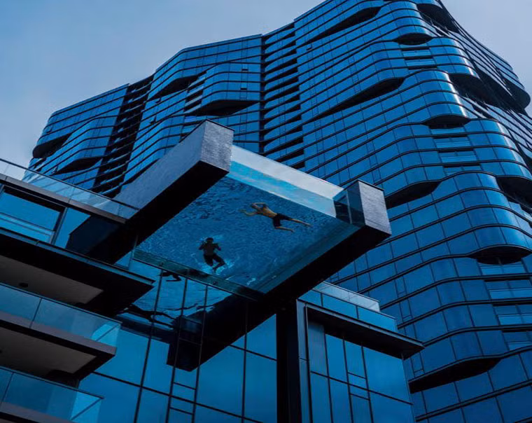 Bể bơi nằm trên tòa nhà chọc trời ở Oahu, Honolulu, Mỹ. Đây là tác phẩm của Peyton Sickles.