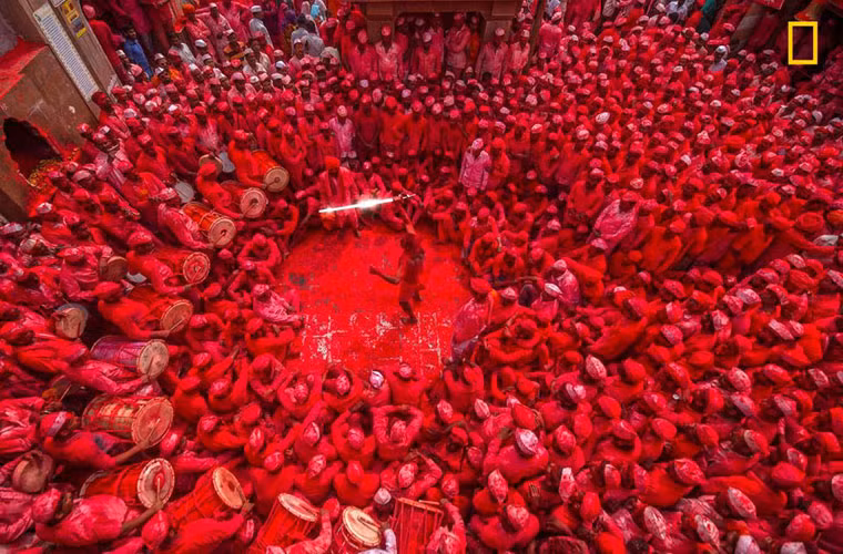 Người dân tập trung để tham gia một sự kiện ngập sắc đỏ tại ngôi làng Veer gần thị trấn Pune, bang Maharashtra (Ấn Độ). Bức ảnh do Mahesh Lonkar ghi lại.