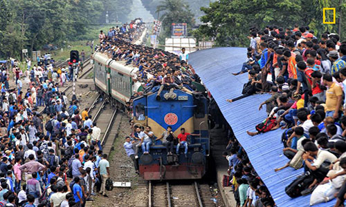 Hàng trăm người ngồi chen chúc trên con tàu ở Bangladesh. Đây là tác phẩm của nhiếp ảnh gia Yousuf Tushar.