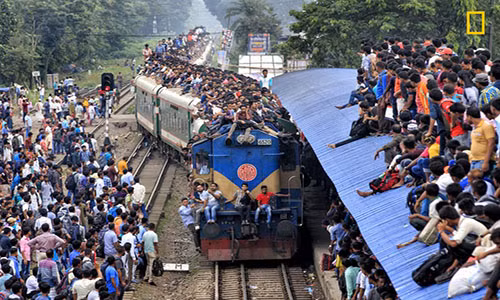 Hàng trăm người ngồi chen chúc trên con tàu ở Bangladesh. Đây là tác phẩm của nhiếp ảnh gia Yousuf Tushar.