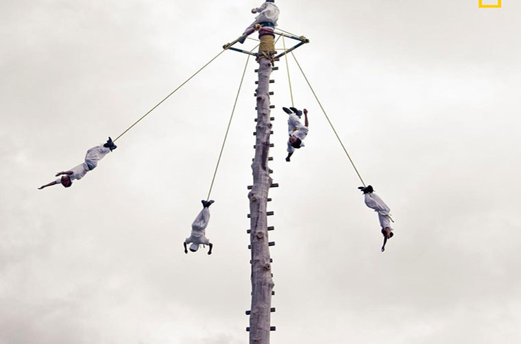 Veronica Domit chụp bức hình ấn tượng này trong lễ hội bay cầu mưa Totonacas ở Papantla, Mexico.