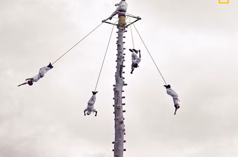 Veronica Domit chụp bức hình ấn tượng này trong lễ hội bay cầu mưa Totonacas ở Papantla, Mexico.