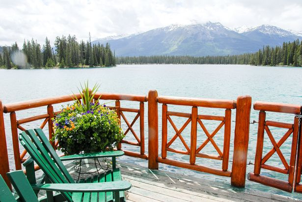 Khu nghỉ dưỡng Jasper Park Lodge nằm bên bờ hồ Lac Beauvert và có sân golf rộng lớn được đánh giá là tốt nhất ở Canada.