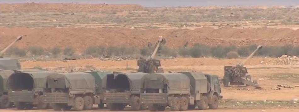 Ngoài hệ thống pháo kéo cũ như M46 130mm, Quân đội Syria nhận số lượng nhỏ lựu pháo hạng nặng 2A65 Msta-B. Ảnh: Ba khẩu pháo Msta-B tập trung bên ngoài Aleppo.