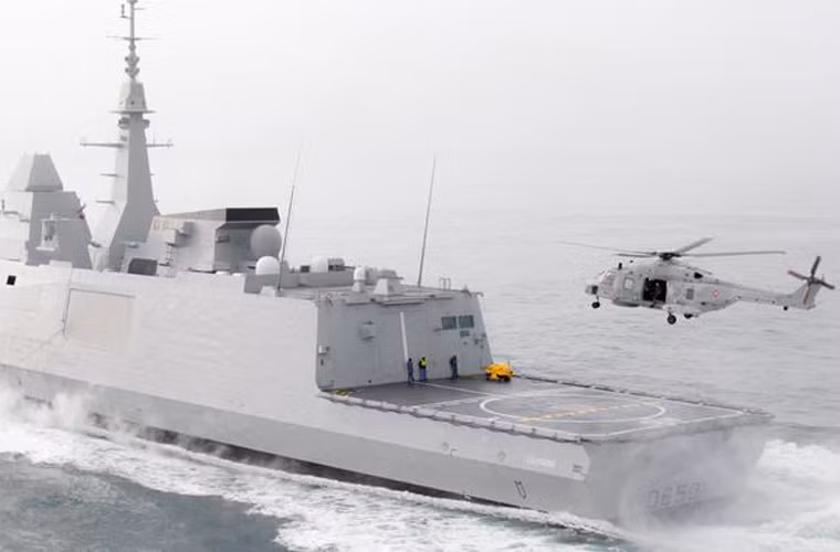 Ngoài ra, đuôi tàu có thể chở một trực thăng săn ngầm NH-90.