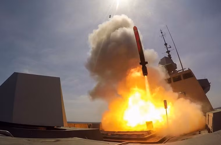 Dù Provence được thiết kế cho nhiệm vụ chống ngầm bảo vệ đội tàu Hải quân Pháp. Tuy nhiên, nó có khả năng tấn công đối đất vô cùng đáng sợ với 16 tên lửa hành trình SCALP EG có tầm bắn đến 1.000km.