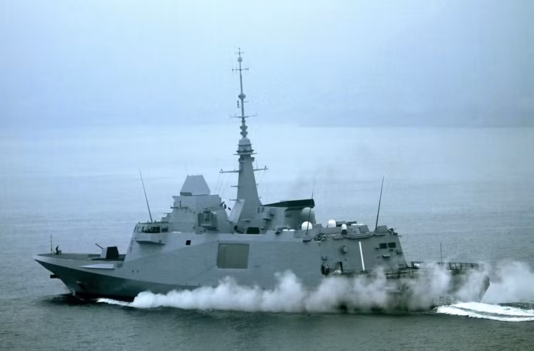 Nó được trang bị động cơ tuốc bin khí kết hợp diesel cung cấp năng lượng cho tàu hoạt động liên tục 11.000km, tốc độ 27 hải lý/h.