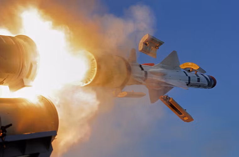 Trong nhiệm vụ chống tàu mặt nước, chiến hạm Provence trang bị các tên lửa hành trình MM40 Exocet Block 3 có tầm bắn tới 180km.