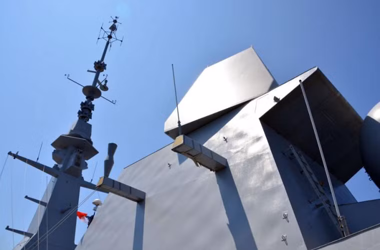 Cảm biến chính trên FREMM Provence là radar mạng pha bị động Herakles có khả năng theo dõi đến 400 mục tiêu ở trên không, trên mặt biển và có thể theo dõi mục tiêu hoàn toàn tự động, cung cấp lệnh dẫn đường cho tên lửa phòng không Aster. Tầm trinh sát trên không của Provence lên tới 250km, ở mặt biển là 80km.