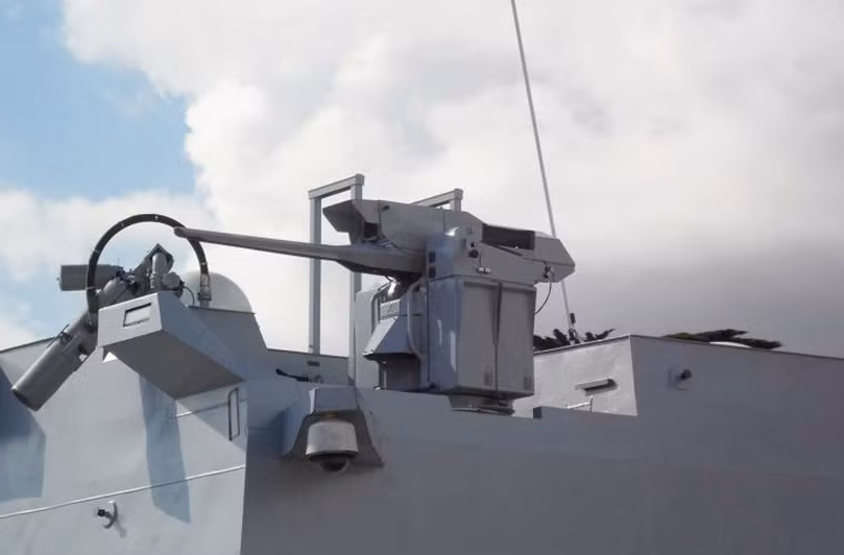 Hỏa lực phòng không tầm gần và cực gần có ba hệ thống vũ khí tự động lắp pháo 20mm cao tốc.