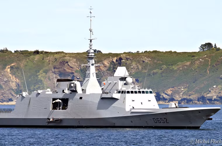 FREMM Provence có lượng giãn nước lên tới 6.000 tấn, dài 142m, rộng 20m, mớn nước 5m, thủy thủ đoàn lên tới 145 người. Con tàu được thiết kế góc cạnh đem lại khả năng tàng hình khá tốt trên mặt biển. Công nghệ tàng hình tàu chiến cũng là điểm mạnh của Pháp hiện nay.