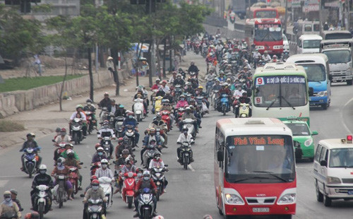 QL1 cửa ngõ miền Tây về Sài Gòn luôn trong tình trạng ken kín người xe trong ngày mùng 6 Tết. Dự kiến ngày mai tình hình giao thông trên tuyến cửa ngõ này sẽ còn phức tạp khi người dân trở lại Sài Gòn trong ngày cuối cùng kỳ nghỉ Tết.