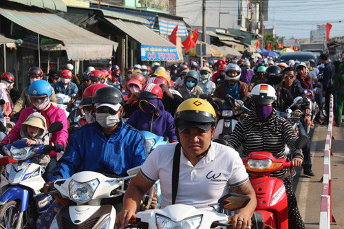 Người dân xếp hàng dài chờ qua phà Cát Lái (phía bờ Nhơn Trạch, tỉnh Đồng Nai).