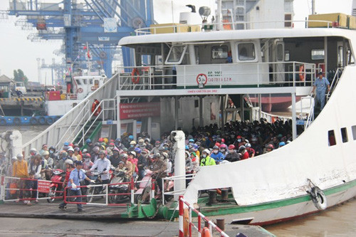 Bến phà Cát Lái đã huy động lực lượng và phương tiện công suất lớn để giải toả hành khách.