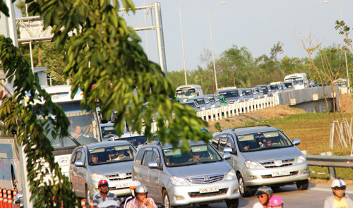 Đường cao tốc TP HCM - Long Thành - Dầu Giây cũng đông nghẹt phương tiện từ các tỉnh đổ về lại Sài Gòn sau kỳ nghỉ Tết.