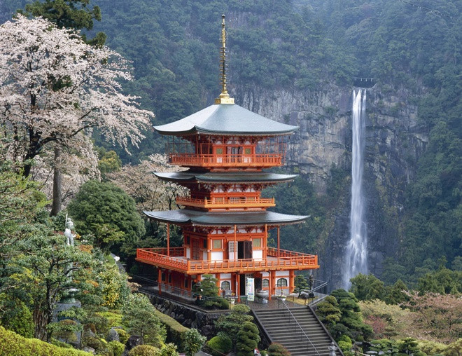 Kumano Sanzan là tên bộ 3 đền lớn nằm về phía đông nam bán đảo Kii, gồm Kumano Hongu Taisha, Kumano Hayatama Taisha và Kumano Nachi Taisha. Trong đó, khung cảnh đền Kumano Nachi Taisha còn thêm ấn tượng với dòng thác Nachi cao 133 m, được xem như một vị thần.