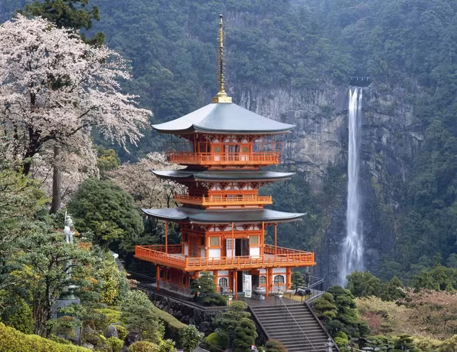 Kumano Sanzan là tên bộ 3 đền lớn nằm về phía đông nam bán đảo Kii, gồm Kumano Hongu Taisha, Kumano Hayatama Taisha và Kumano Nachi Taisha. Trong đó, khung cảnh đền Kumano Nachi Taisha còn thêm ấn tượng với dòng thác Nachi cao 133 m, được xem như một vị thần.